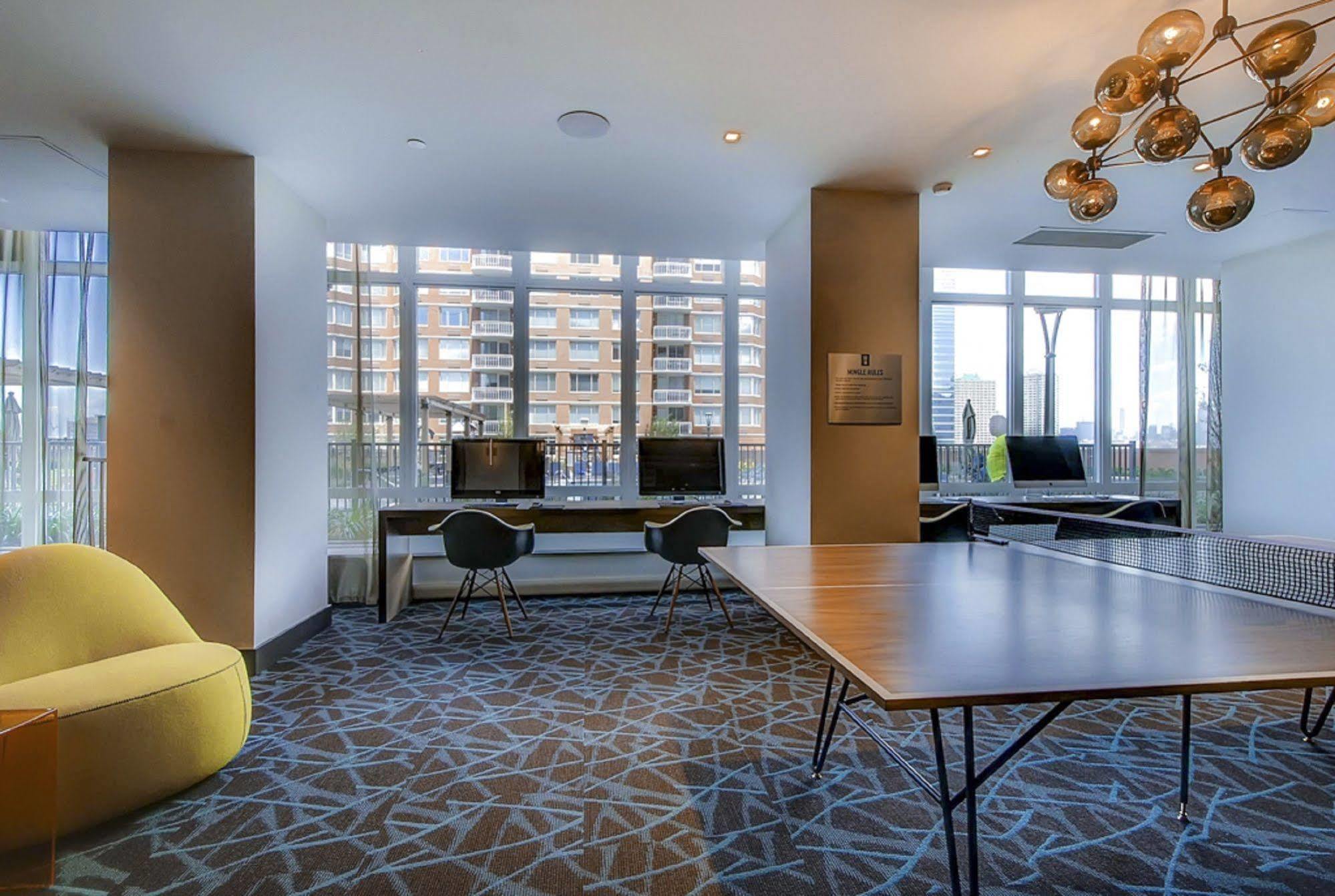 Global Luxury Suites At Newport Jersey City Exteriör bild